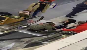 Filipinli çocuk yürüyen merdivene sıkıştı