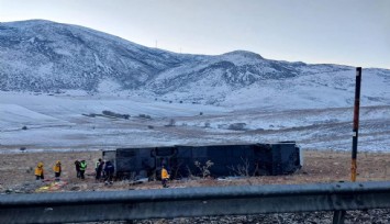 Yolcu otobüsü devrildi: 8 can kaybı, 33 yaralı