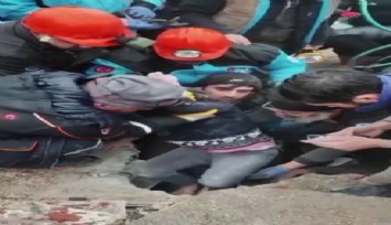 8 saat sonra bir kız çocuğu enkazdan çıkarıldı