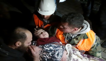 Depremde yıkılan apartmandan 3 çocuk sağ kurtarıldı