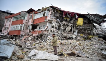 Enkazın başında namaz kılıp yakınları için dua etti