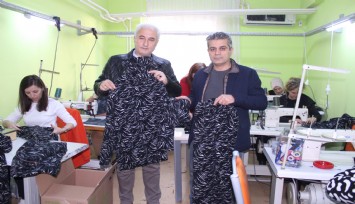 Tezgah başına geçtiler, kışlık eşofman takımlarını depremzedeler için diktiler