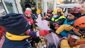 Babası ümidi kesmişti, 28 saatlik çalışmayla 100. saatte enkazdan çıkarıldı