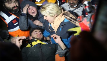 İdrarını içip annesinin çiçeklerini yiyerek hayatta kaldı