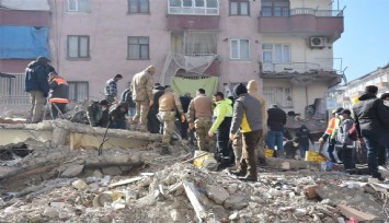 Yıkılan binaları yapan sorumlular mercek altına alındı