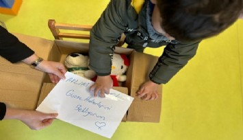 Yardım kolilerinin içinden çıkan Ayda Bebek Anaokulu öğrencilerinin notları duygulandırdı:  Aklım sende, güzel haberlerini bekliyorum