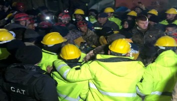 Genç kız 159 saat sonra enkazdan sağ olarak çıkartıldı