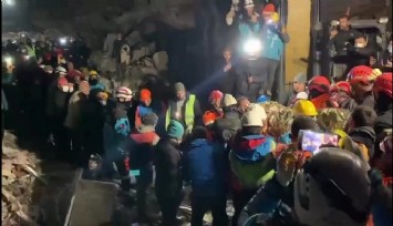 İzmir Büyükşehir Belediyesi ekipleri 62 yaşındaki Mehmet amca 160 saat sonra enkazdan kurtarıldı