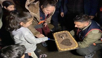Depremzede çocuğa doğum günü sürprizi