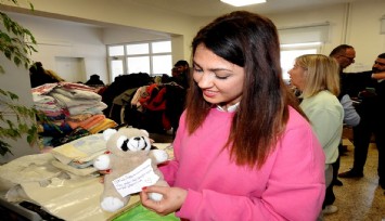 En sevdiği oyuncak ayısını depremzede çocuklar için verdi