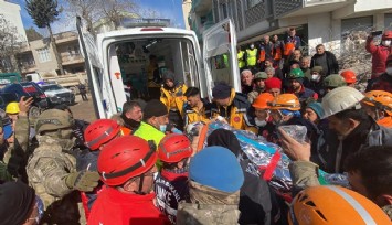 Cemile Teyze 227. saatte enkazdan sağ çıkarıldı