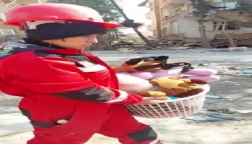 Enkazdan topladıkları oyuncakları çadır alanına götürdüler