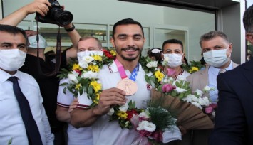 Ferhat Arıcan ile Adem Asil, depremzedeler için bilekliklerini açık artırmaya çıkardı