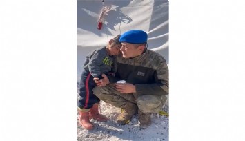 Minik çocuk dakikalarca Mehmetçik'in omzunda yattı