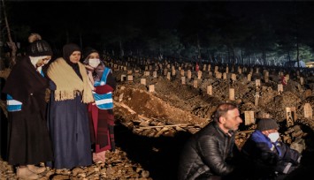 <strong>Kahramanmaraş’ta defin işlemleri gece de sürüyor</strong>