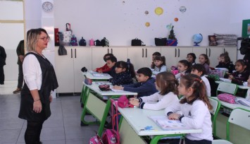 İzmirli öğrenciler, depremzede arkadaşları ile ders başı yaptı