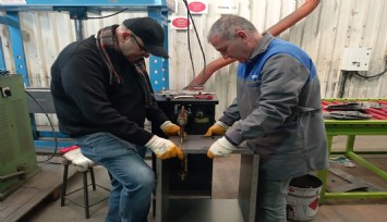 İzmir İl Milli Eğitim Müdürlüğünün mesleki ve teknik lise öğretmenleri depremzedelere çadır içi soba üretiyor