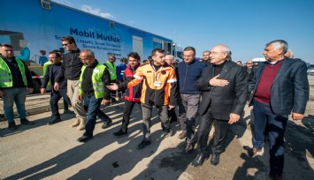 CHP lideri Kılıçdaroğlu, İzmir Büyükşehir’in Hatay’daki koordinasyon merkezini ziyaret etti