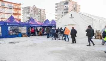 İzmir, Adıyamanlı yurttaşlarla el ele yaraları sarıyor