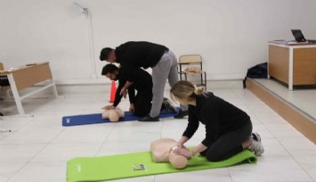 İzmirli öğrenciler ve akademisyenler ilk yardım eğitimlerini tamamladı