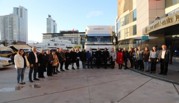 AK Parti İzmir Kadın Kolları’ndan ‘Sıcak Sofralar Tekrar Kurulsun Mutfak Seti’ kampanyasına destek