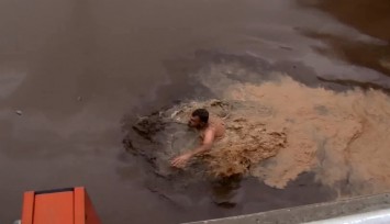 Aracıyla su altında kalan kişi kendi çabasıyla sağ kurtuldu