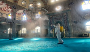 Bayraklı’nın camileri dezenfekte ediliyor