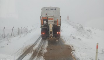 İzmir Büyükşehir Belediyesi ekipleri karla mücadele için sahada
