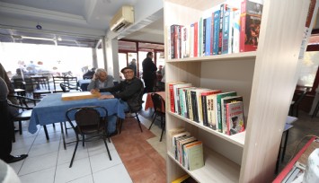 Selçuk’ta, kahvehanelere kitap köşesi kuruldu