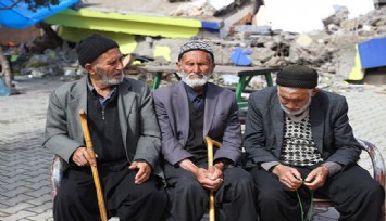 Kahramanmaraş'ta cami bahçesine kurulan aşeviyle 3 bin depremzedeye yemek ikramı
