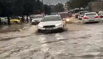 İzmir’de kuvvetli sağanak yağış, yolları göle çevirdi