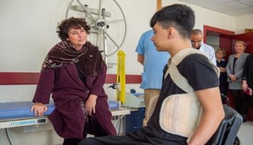 Enkaz altından kurtarılan Osmaniyeli Mustafa ilk adımlarını İzmir’de attı