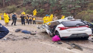 Adana’da otomobilin üzerine kaya parçası düştü: 4 ölü