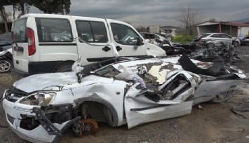 Araba mezarlığı felaketin boyutunu gözler önüne seriyor