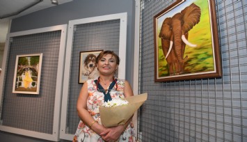 Babasının boyalarıyla sergi açtı