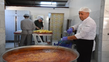 Menemen Belediyesi aşevi’nden her gün 10 bin sıcak yemek dağıtılıyor