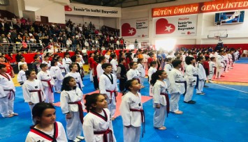 Bayraklılı tekvandoculardan 7 madalya