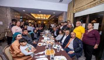 Soyer Hilton’da kalan depremzedelerle sahurda buluştu