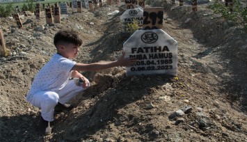 Enkaz başında günlerce dua eden minik Ahmet, bayram sabahı da annesi ve kardeşlerini duasız bırakmadı