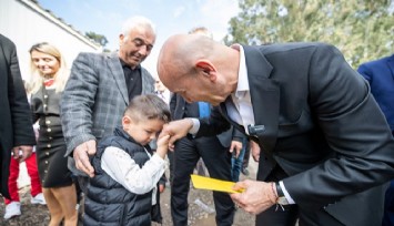 Başkan Soyer’den deprem bölgesinde bayram programı