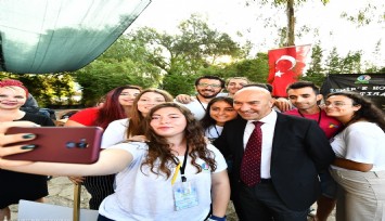 İzmir Büyükşehir Belediyesi’nden gençlere Kitap Kart desteği