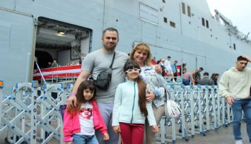 Yağmurlu havaya rağmen TCG Anadolu’ya İzmir’de yoğun ilgi