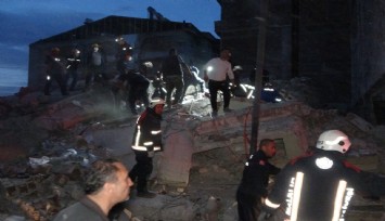 Malatya’da 3 katlı ağır hasarlı bina çöktü: 1 kişi öldü