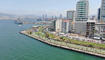 İzmir’de TCG Anadolu sebebiyle trafik kitlendi: Bakan Kasapoğlu araçtan inip yürüdü