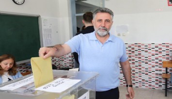 Başkan Sandal ailesiyle birlikte oy kullandı