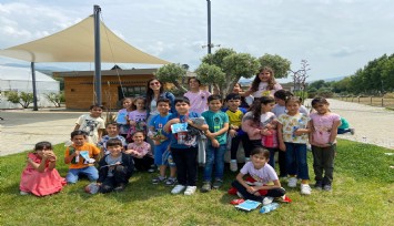 Efes Selçuklu çocuklar fideleri toprakla buluşturuyor