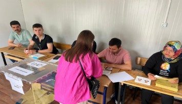 Depremin merkezi Kahramanmaraş'ta oy kullanma işlemi başladı