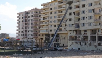 Canlarını hiçe sayıp ağır hasarlı binalardan eşya taşıyorlar