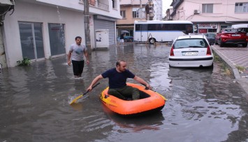 Göle dönen sokaktan botla geçti