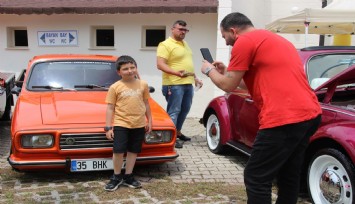Klasik otomobil tutkunları İzmir’de buluştu